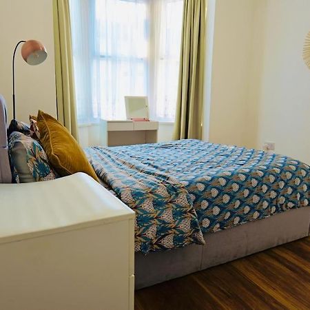 Two Bedroom Flat Near Transport & Shops Londra Dış mekan fotoğraf