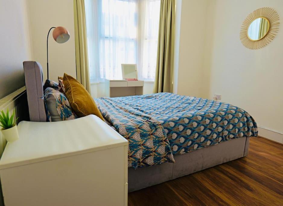 Two Bedroom Flat Near Transport & Shops Londra Dış mekan fotoğraf