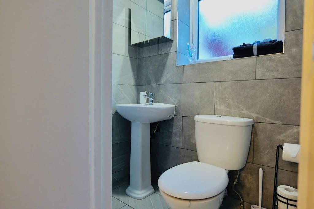Two Bedroom Flat Near Transport & Shops Londra Dış mekan fotoğraf